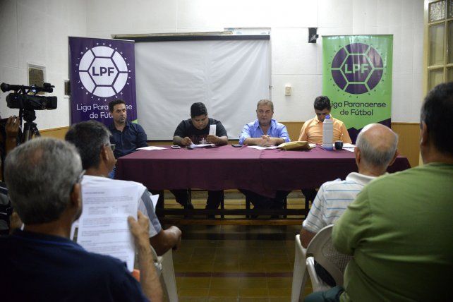 En la mesa. Dirigentes de los clubes de la LPF escucharon atentamente los dichos de Alejandro Schneider.