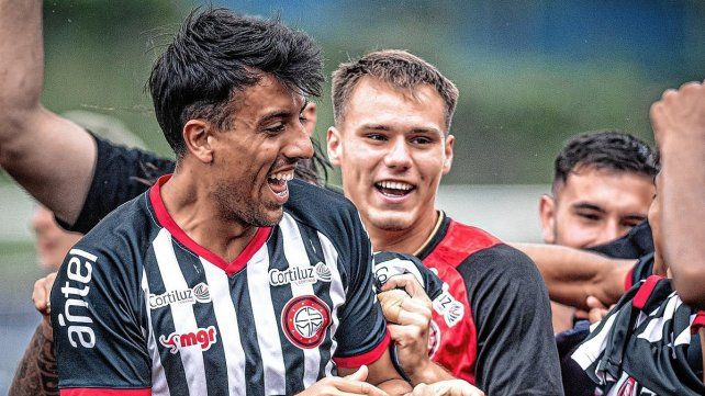 Eugenio Olivera, en los festejos del campeonato de Miramar Misiones Eugenio Olivera, en los festejos del campeonato de Miramar Misiones