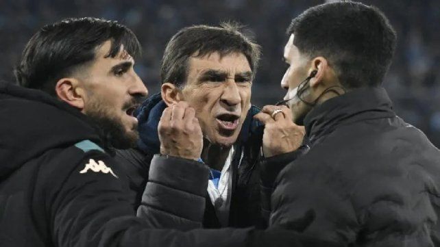 Racing: cuatro fechas de suspensión para Gustavo Costas por su exabrupto ante Tigre Racing: cuatro fechas de suspensión para Gustavo Costas por su exabrupto ante Tigre