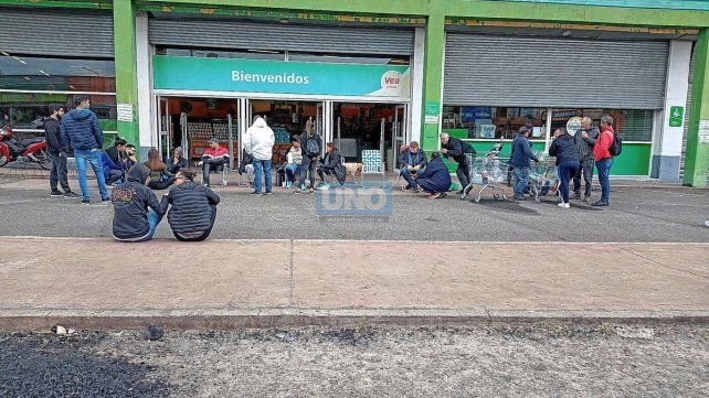 Se encadenó Ruberto. El dirigente acompaña a los despedidos del Vea.