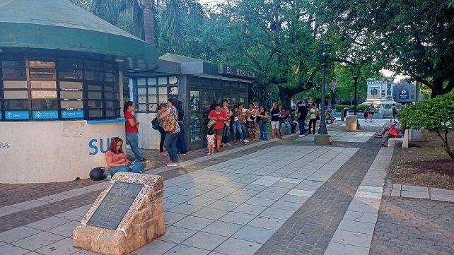 En Concordia hay filas para conseguir el plástico. 
