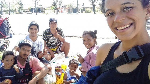 6 es el número de integrantes de la familia venezolana que camina desde su país hacia Uruguay en busca de trabajo. Pararon en Paraná a descansar.