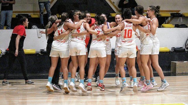 Las chicas de Rocamora festejan con todo el triunfo.