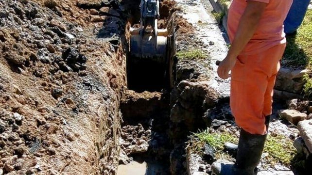 Las cloacas de Paraná, un problema para los trabajadores de Obras Sanitarias. (Foto: Prensa municipal)