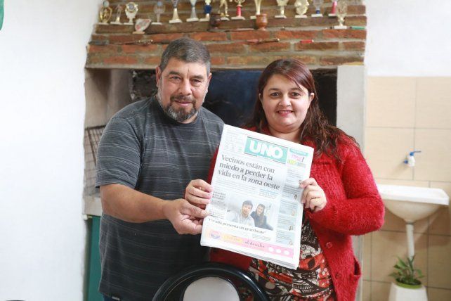 Emilio y Alejandra compran Diario UNO el fin de semana para leerlo en familia.