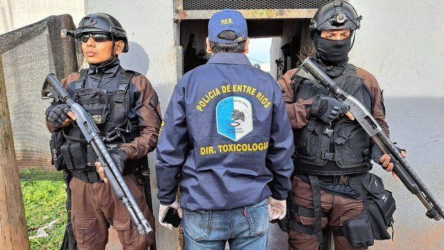 En Concordia incautaron droga, armas y dinero. En Concordia incautaron droga, armas y dinero.