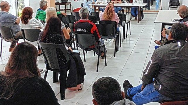Vecinos de Villa Urquiza se reunieron con el Municipio por el ajuste en el valor del asfalto. Vecinos de Villa Urquiza se reunieron con el Municipio por el ajuste en el valor del asfalto.