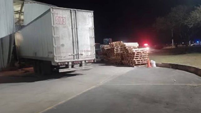 Un vehículo de carga terminó incrustado en el galpón de una importante empresa del Parque Industrial de Paraná. El conductor resultó con heridas leves Un vehículo de carga terminó incrustado en el galpón de una importante empresa del Parque Industrial de Paraná. El conductor resultó con heridas leves