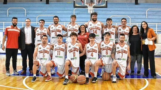 El equipo de Talleres junto a su entrenadora (primera a la derecha). El equipo de Talleres junto a su entrenadora (primera a la derecha).