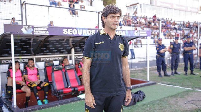 Forestello en el banco de suplentes visitante del estadio Grella, con la pilcha de Olimpo de Bahía Blanca.