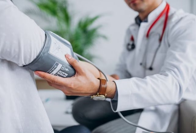 Control. Se considera que una persona tiene HTA cuando la presión sistólica (cuando el corazón late) se ubica de manera sostenida por encima de 140 mmHg (milímetros de mercurio) y la presión diastólica (entre latidos) es medida de manera sostenida como mayor a 90mm Hg.
