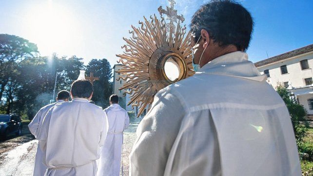 La misa. Será a las 16 en la parroquia Nuestra Señora del Carmen y posteriormente se saldrá en procesión hasta la iglesia San Miguel.