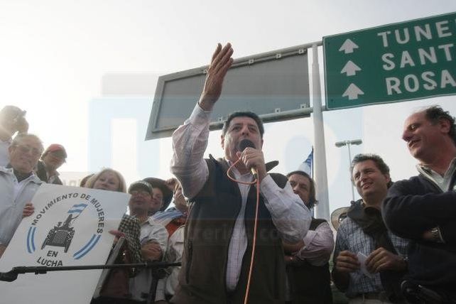 Otros tiempos. En el 2008, De Angeli encabezó los cortes de ruta en contra de las retenciones. Foto: Diego Arias.