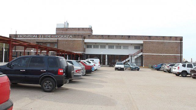 El ciclista fue trasladado por un particular al hospital Urquiza, donde constataron una herida de bala en su mano.