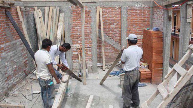 Los obreros de la construcción percibirán el aumento desde este mes.