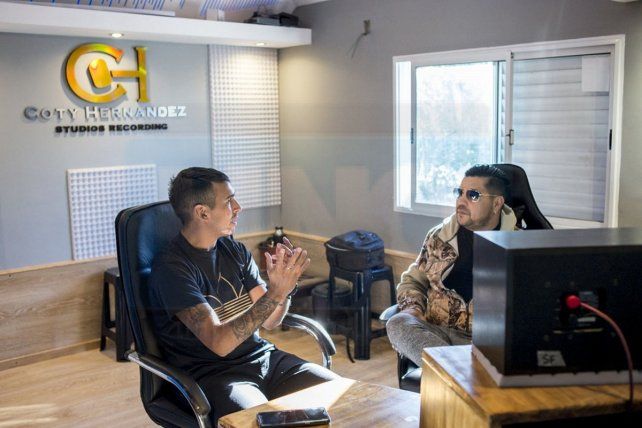 En plena charla, en una tarde de sol y de historias de vida