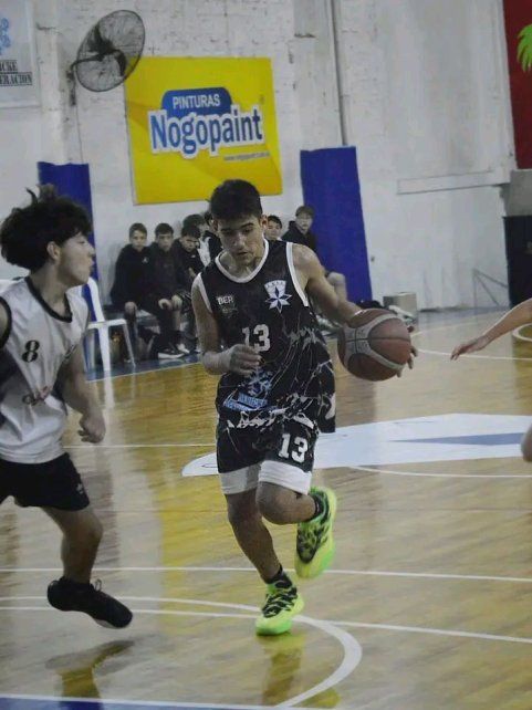 Axel juega en San Agustín al básquet. Axel juega en San Agustín al básquet.