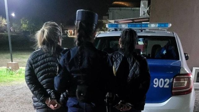 Tres mujeres intentaron robar en un local de peatonal San Martín en Paraná. Dos fueron detenidas y una logró darse a la fuga. Tres mujeres intentaron robar en un local de peatonal San Martín en Paraná. Dos fueron detenidas y una logró darse a la fuga.