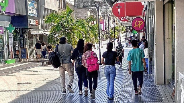Durante el feriado, en Paraná hubo comercios abiertos y gente comprando en la Peatonal Durante el feriado, en Paraná hubo comercios abiertos y gente comprando en la Peatonal