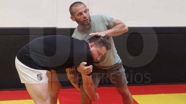 El profesor Agustín Musante, trabajando con su alumno Martín Paz, explicando una técnica de la lucha. El profesor Agustín Musante, trabajando con su alumno Martín Paz, explicando una técnica de la lucha.