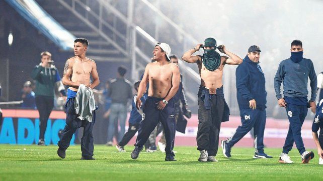 El árbitro principal decidió suspender el encuentro entre Gimnasia y Boca por graves incidentes fuera del estadio.