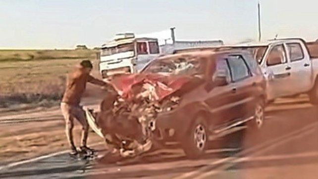 La camioneta embistió de frene a una moto en la Ruta 131. La camioneta embistió de frene a una moto en la Ruta 131.
