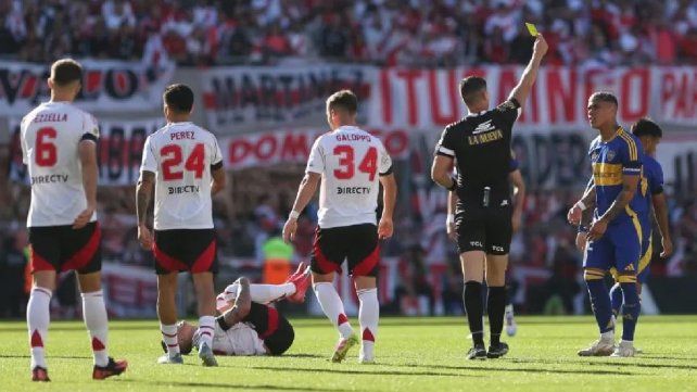 Nicolás Ramírez amonestando a Ayrton Costa en el último Superclásico. Nicolás Ramírez amonestando a Ayrton Costa en el último Superclásico.