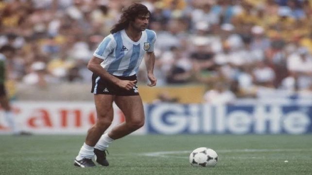 Mario Alberto Kempes debutó en 1973 en el conjunto nacional. Mario Alberto Kempes debutó en 1973 en el conjunto nacional.