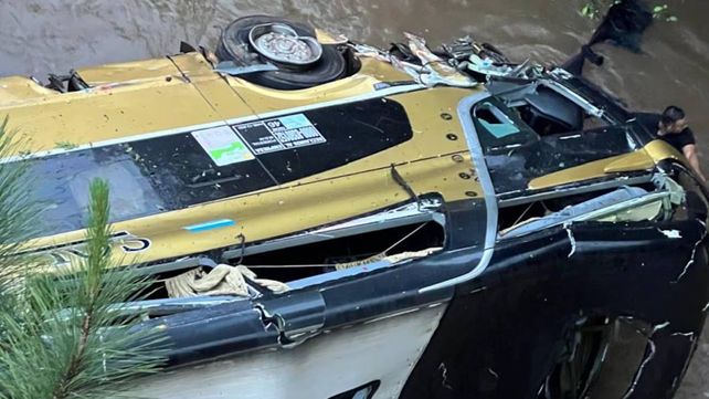 Tragedia en Misiones: un micro de larga distancia cayó a un arroyo y al menos dos personas murieron Tragedia en Misiones: un micro de larga distancia cayó a un arroyo y al menos dos personas murieron