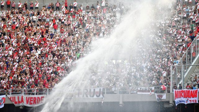 Ola de calor: River permite el ingreso de botellas pequeñas.
