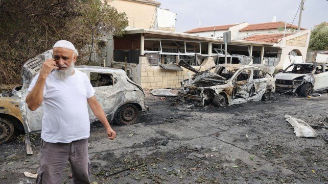 Un hombre inspecciona los daños en la ciudad de Ashkelon, en el sur de Israel, tras un ataque con cohetes desde Gaza, el 9 de octubre de 2023. Un hombre inspecciona los daños en la ciudad de Ashkelon, en el sur de Israel, tras un ataque con cohetes desde Gaza, el 9 de octubre de 2023.