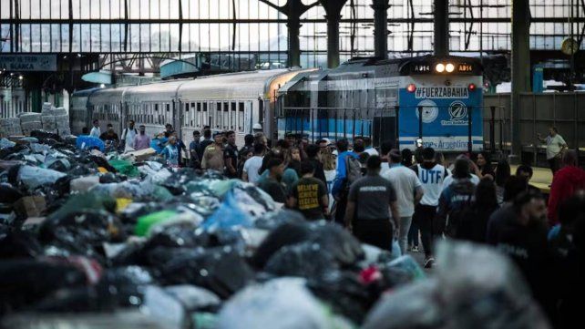El Tren Solidario llegó a Bahía Blanca con once vagones cargados con donaciones El Tren Solidario llegó a Bahía Blanca con once vagones cargados con donaciones