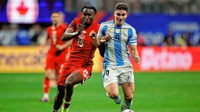 Moïse Bombito, defensor de Canadá, en un duelo con Julián Álvarez. Moïse Bombito, defensor de Canadá, en un duelo con Julián Álvarez.
