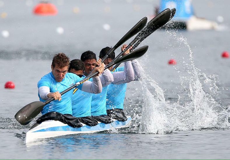 AL MANDO. Daniel Dal-Bó, adelante en el bote en Río.