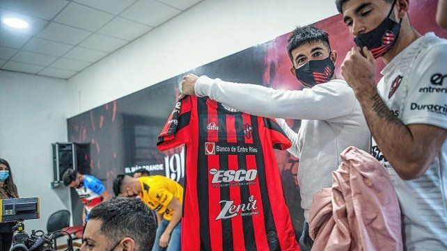 Lautaro Comas porta la tradicional camiseta de Patronato.