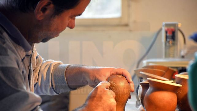 Tallado a mano. Javier Tabares transforma las calabazas materas en bellísimas artesanías.