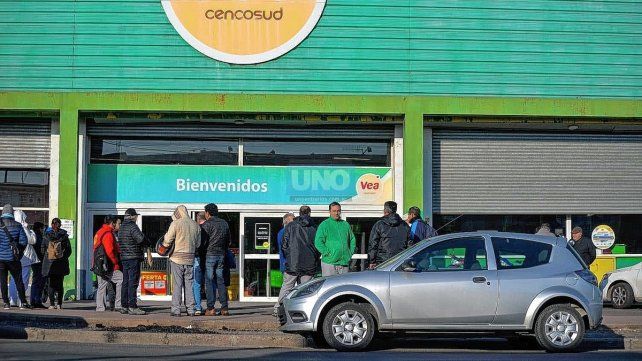 Unos 28 trabajadores fueron virtualmente "despedidos" este martes de supermercado Vea