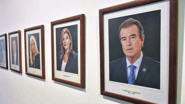 Muchos de esos apellidos se repiten hasta el cansancio en los saff de las carteras ejecutivas, en las listas de candidatos a bancas legislativas, en la Guía Judicial de todos los fueros y de los ministerios públicos, en Entre Ríos.