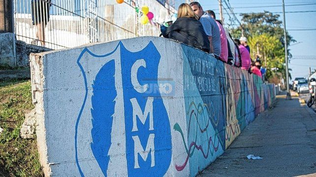 El escudo de La Pluma, presente en el barrio.