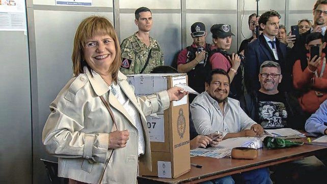 La ministra de Seguridad Patricia Bullrich se equivocó al doblar la Boleta Única y tuvo que volver al biombo.