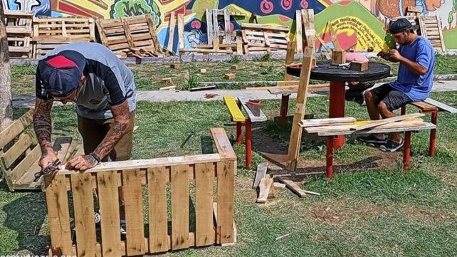 En el refugio establecido por la Municipalidad de Paraná llevan adelante diferentes labores. 