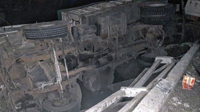 El accidente fue en el acceso a Bovril. Un camión colisionó contra la estructura de un puente, el chasis cayó a un arroyo y el acoplado quedó sobre el asfalto