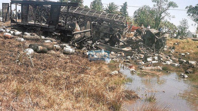 El 27 de octubre de 2003, un camión cargado con garrafas y un colectivo con 58 pasajeros colisionaron en la intersección de las rutas 2 y 127