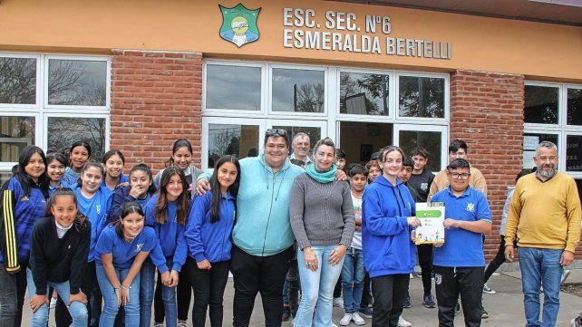 Distinción. La comunidad de la escuela secundaria Nº6 Esmeralda Bertelli mostró su orgullo por el logro alcanzado por sus alumnos. Distinción. La comunidad de la escuela secundaria Nº6 Esmeralda Bertelli mostró su orgullo por el logro alcanzado por sus alumnos.