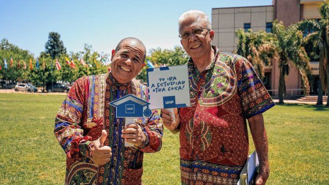 Orgulloso. El doctor Heraldo Lópes con representantes de la Universidad Adventista de Mozambique. Orgulloso. El doctor Heraldo Lópes con representantes de la Universidad Adventista de Mozambique.