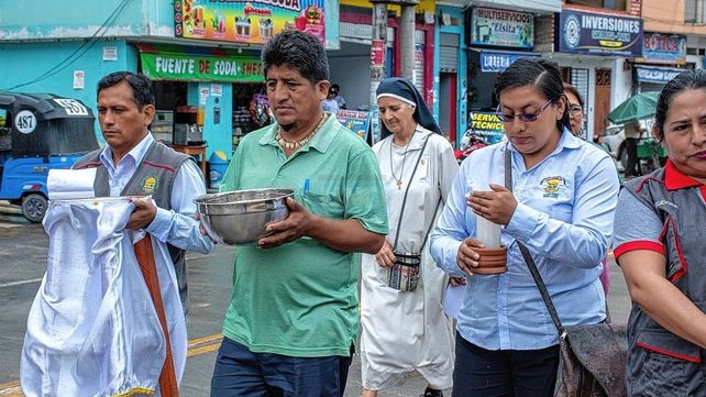 Kimbiri. La hermana Sara Dalzotto cambió de municipio por solicitud del vicario apostólico de Puerto Maldonado que les encomendó a los misioneros el desafío de construir como parroquia a la capilla San Juan Bautista. Kimbiri. La hermana Sara Dalzotto cambió de municipio por solicitud del vicario apostólico de Puerto Maldonado que les encomendó a los misioneros el desafío de construir como parroquia a la capilla San Juan Bautista.