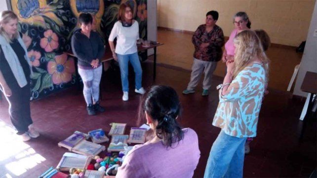 El museo Escuela Hogar Eva Perón organizó un taller en la sede de la comisión vecinal Artigas en las que mujeres armaron su propio telar El museo Escuela Hogar Eva Perón organizó un taller en la sede de la comisión vecinal Artigas en las que mujeres armaron su propio telar