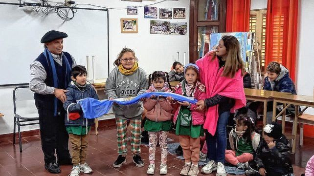 A lo largo de 27 años el músico y docente entrerriano entregó 474 banderas argentinas a escuelas rurales de Entre Ríos. Planea llegar a las 500 y pasar la posta