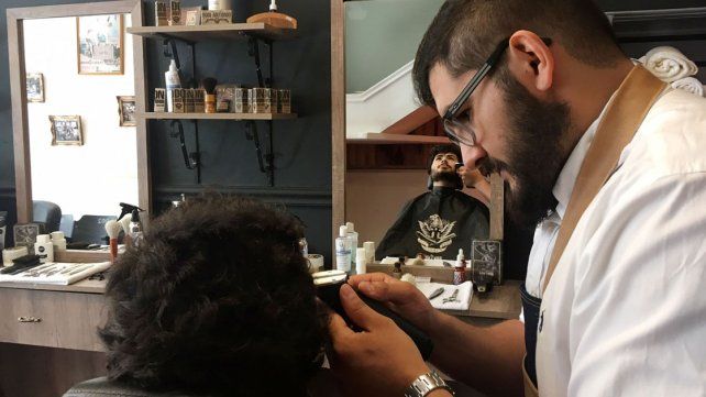 En acción. Nahuel Lobo en la barbería que inauguró hace poco en Santa Fe. "Mi papá es peluquero, así que viene de familia", dijo.