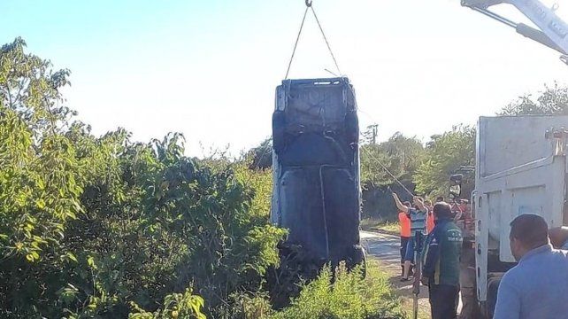 El momento en que el auto es retirado del lugar del accidente con una grúa.